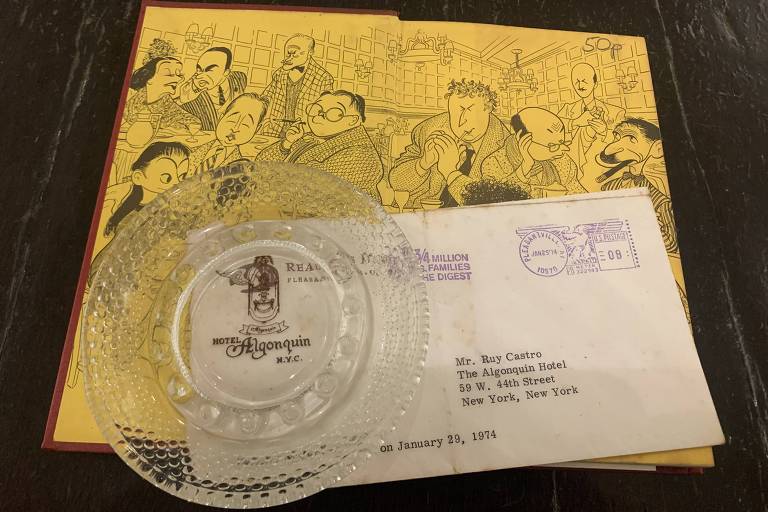 'A Mesa Redonda do Algonquin', pelo caricaturista Al Hirschfeld, o cinzeiro do hotel e a carta endereçada a um hóspede
