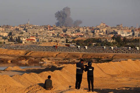 (240514) -- GAZA, 14 mayo, 2024 (Xinhua) -- Humo se eleva tras los ataques israelíes, en la ciudad de Rafah, en el sur de la Franja de Gaza, el 14 de mayo de 2024. Tanques israelíes marcharon el martes hacia el centro de Rafah, la ciudad más meridional de la Franja de Gaza, mientras decenas de miles de residentes huían para evadir una ofensiva terrestre israelí, informó una fuente local. (Xinhua/Khaled Omar) (jg) (ra) (vf)