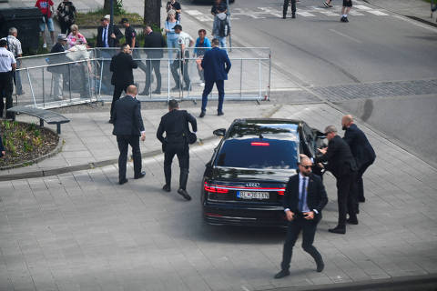 Security guards react at the scene of a shooting incident of Slovak PM Robert Fico after Slovak government meeting in Handlova, Slovakia, May 15, 2024. REUTERS/Radovan Stoklasa ORG XMIT: LIVE