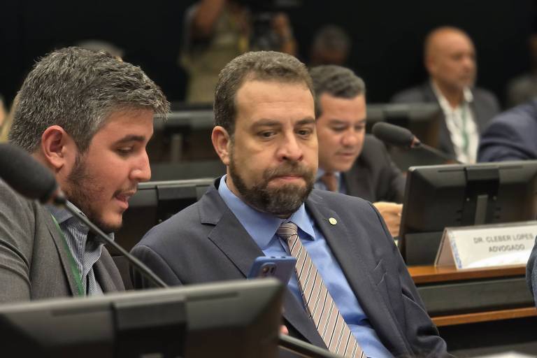 O deputado federal Guilherme Boulos (PSOL), pré-candidato a prefeito de São Paulo, durante sessão do Conselho de Ética da Câmara em que votou para livrar André Janones (Avante-MG) do processo por suspeita de "rachadinha"