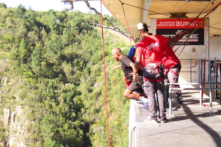 Robson Jesus se preparando para saltar de bungee jump na África do Sul