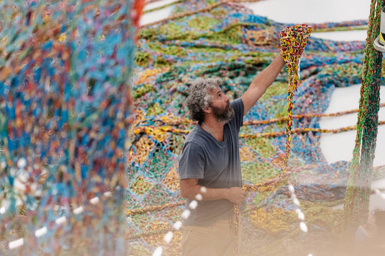 Ernesto Neto propõe mundo novo em Lisboa com caravela imensa e colorida de crochê