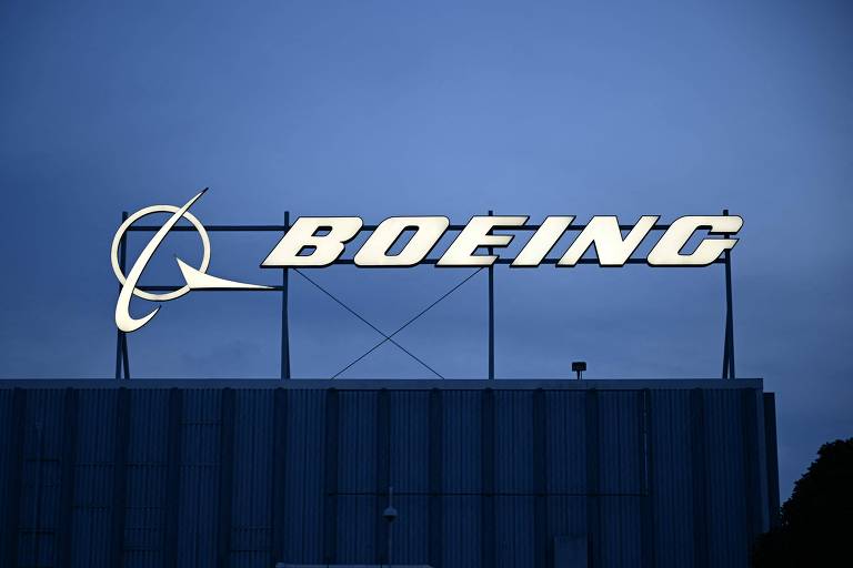 Departamento de Justiça dos Estados Unidos determinou que Boeing violou acordo relacionado a problemas com o modelo 737 Max da empresa que levaram a dois acidentes fatais em 2018 e 2019.