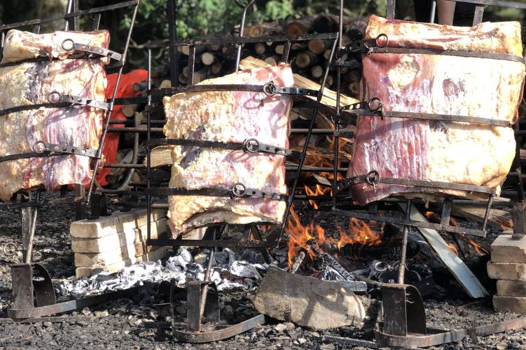 Costelas preparadas em fogo de chão em frente ao Parador Hampel, na Serra Gaúcha