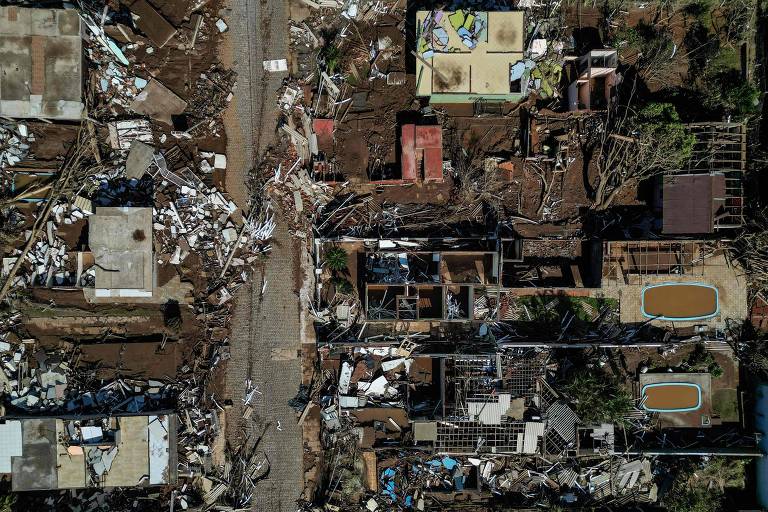 Vista aérea de destroços e ruínas de casas e outras construções.