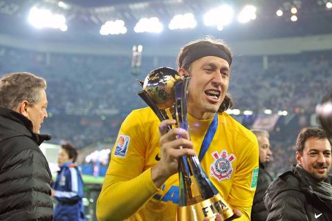 ORG XMIT: KN059 Brazilian giants Corinthians goalkeeper Cassio holds the championship trophy as he celebrates winning the football Club World Cup in Yokohama on December 16, 2012, overcoming European champions Chelsea 1-0 in a closely-fought encounter.  AFP PHOTO / KAZUHIRO NOGI ORG XMIT: AGEN1212161348392507