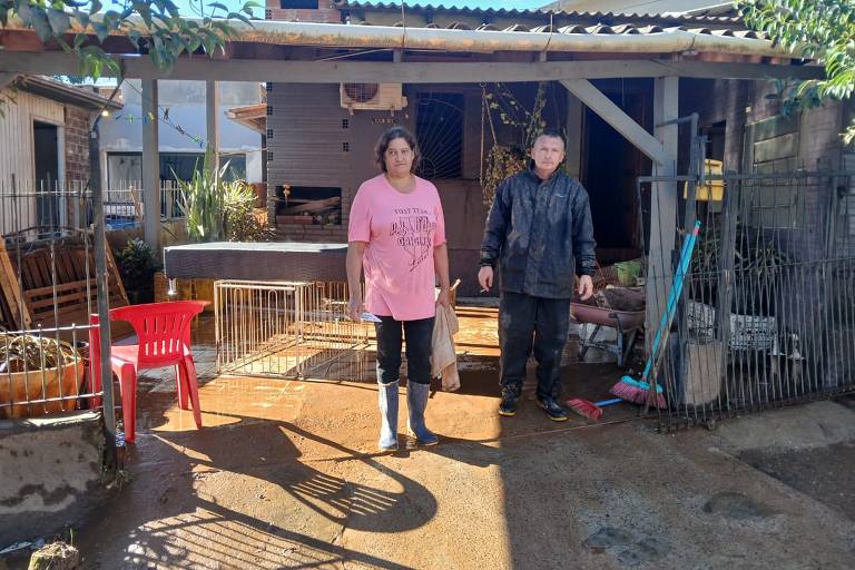 Aposentados, Mara Teresa de Abreu, 58, e o marido Adivasso Regig, 64, também perderam tudo para a enchente em Estrela (RS); sem condições financeiras, pretendem continuar morando na casa até achar outra para alugar
