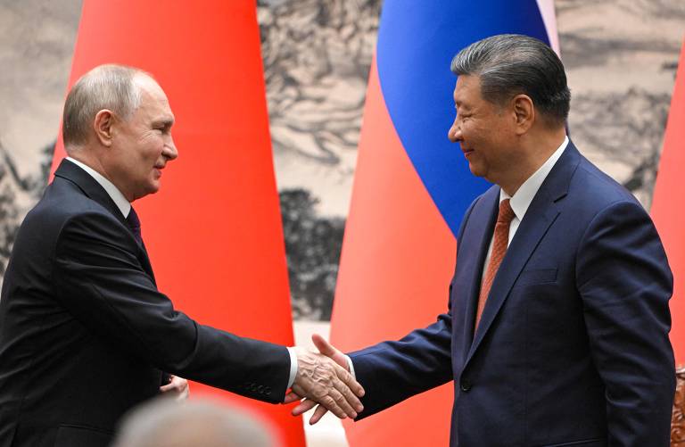 Vladimir Putin cumprimenta Xi Jinping durante encontro dos líderes em Pequim
