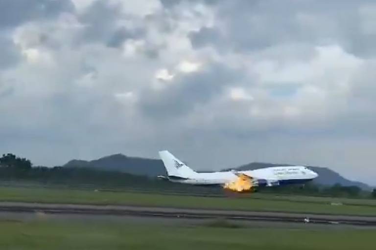 Motor de Boeing com 468 a bordo pega fogo em decolagem na Indonésia; veja vídeo