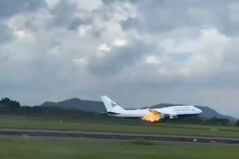 O motor de um Boeing 747-400 pega fogo no aeroporto da Indonésia