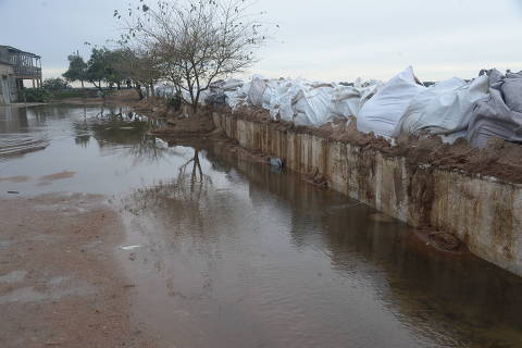 Nível de água da lagoa dos Patos sobe, enchente atinge mais bairros, e moradores são resgatados