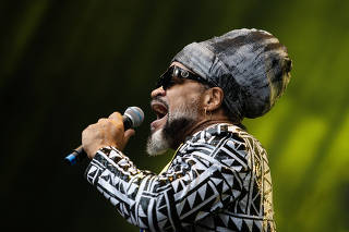 Arquivo Virada Cultural 2023:  Carlinhos Brown se apresenta como musico convidado do grupo  Filhos da Bahia   no palco do Anhagabau no Viaduto do Cha