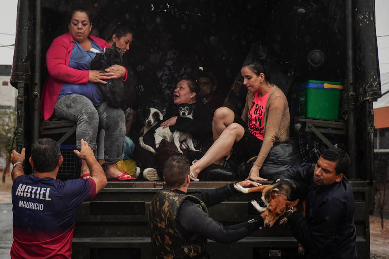 Moradores de áreas de risco dos vales do Caí e Taquari deixam suas casas