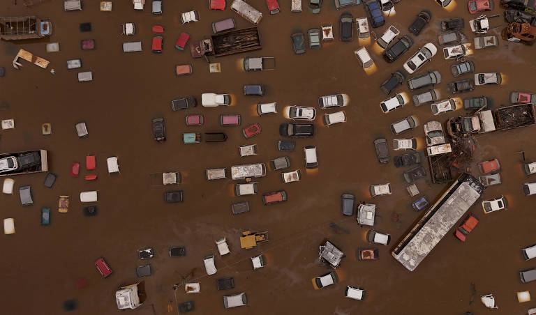 Pátio de carros do departamento de trânsito em Eldorado do Sul totalmente alagado