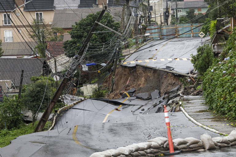 Rua em Gramado ficou destruída com a ação das chuvas