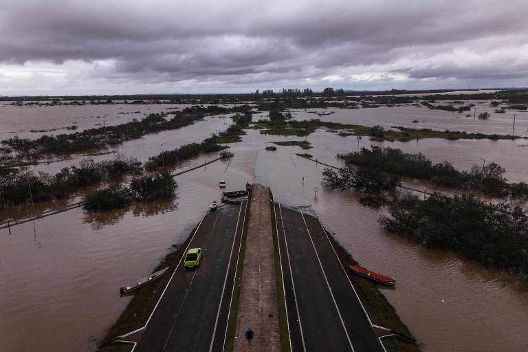 Rodovia RS-448 em Canoas ficou tomada pelas águas