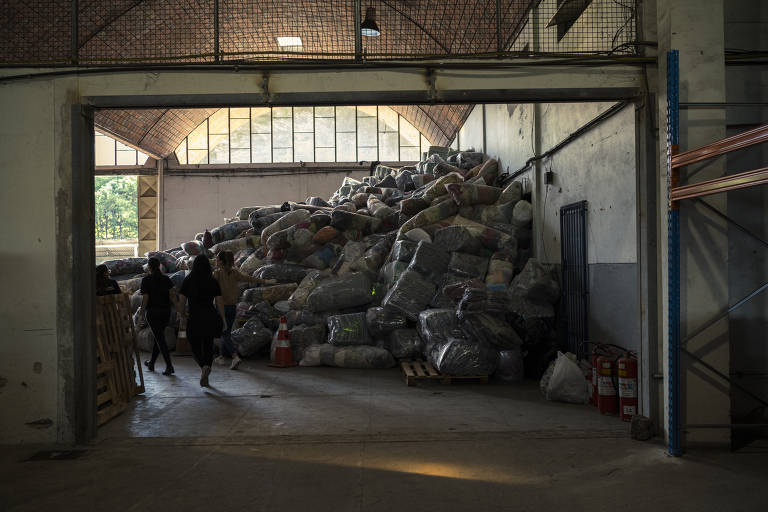 Movimentação de voluntários na Central Logística, que recebe as doações destinadas às vítimas das enchentes no Rio Grande do Sul