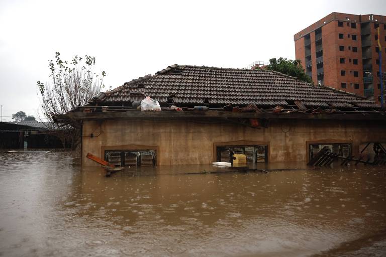 Casa tem água na altura da janela em São Leopoldo (RS)