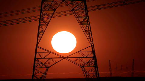 FILE PHOTO: Power lines connecting pylons of high-tension electricity are seen during sunrise near Brasilia, Brazil August 29, 2018. Picture taken August 29, 2018. REUTERS/Ueslei Marcelino/File Photo ORG XMIT: FW1