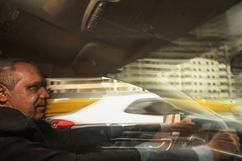 SÃO PAULO / SÃO PAULO / BRASIL -14 /5/24 - :00h - O motorista Rosemar Pereira, 51. Ele é motorista no Uber há oito anos, e hoje trabalha 12 horas por dia para conseguir pagar as contas. Ele relata um grande contraste entre as condições de trabalho atuais e aquelas de 2016, quando ele deixou de ser taxista para se tornar motorista de aplicativo em tempo integral.  ( Foto: Karime Xavier / Folhapress) . ***EXCLUSIVO***COTIDIANO