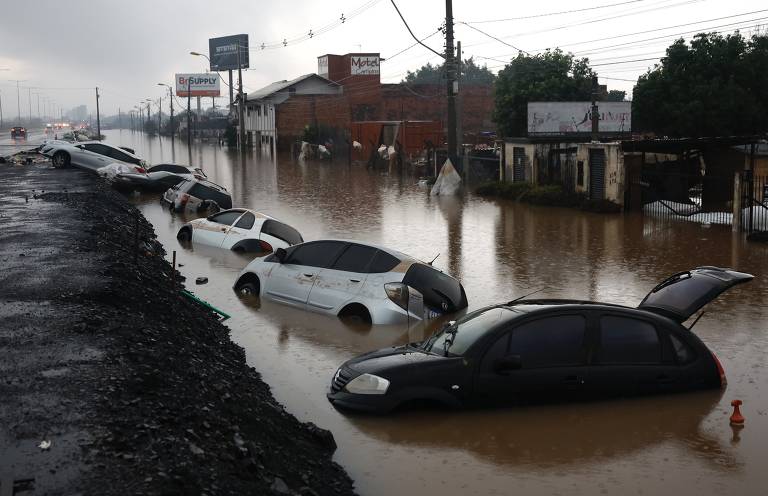 Carros destruídos ao longo da BR-116 em São Leopoldo