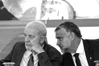 O presidente Lula durante coletiva com Paulo Pimenta, ministro da Secom