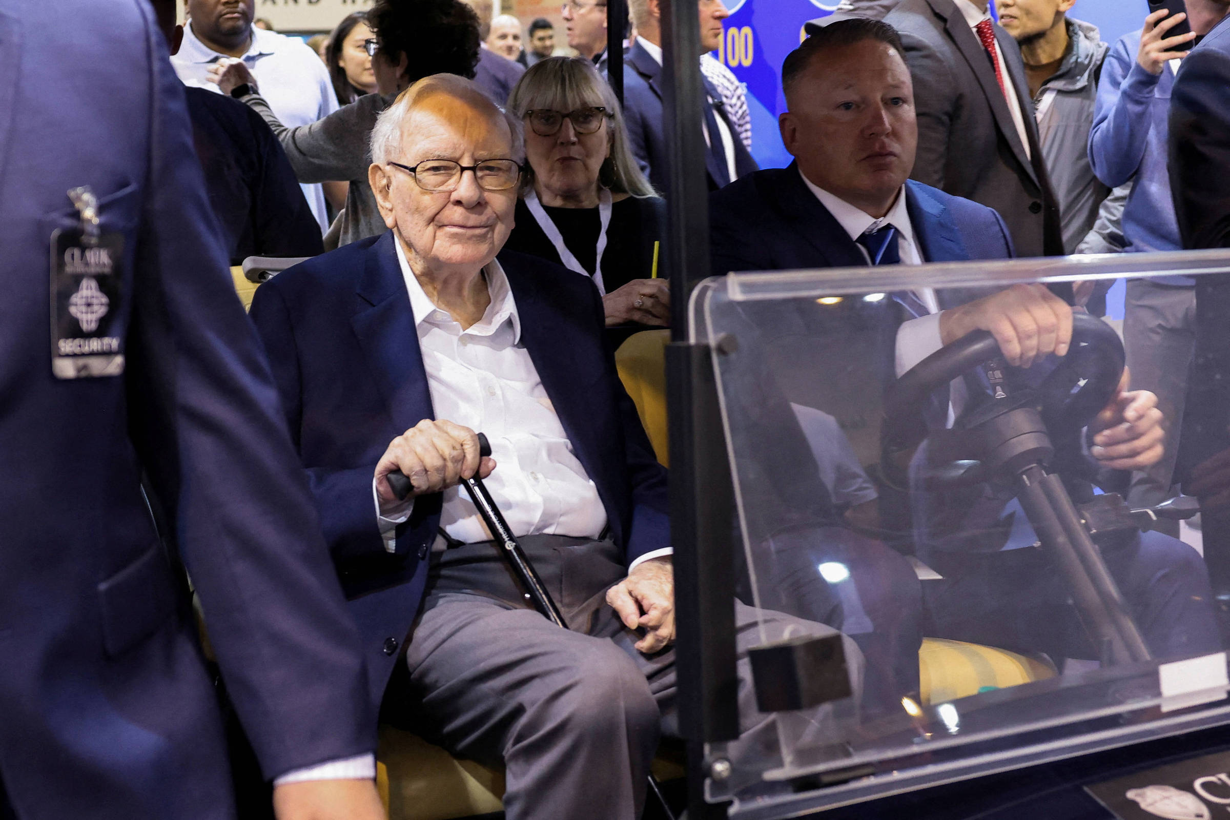 Berkshire Hathaway, de Warren Buffett, reduz pela metade a participação na Apple