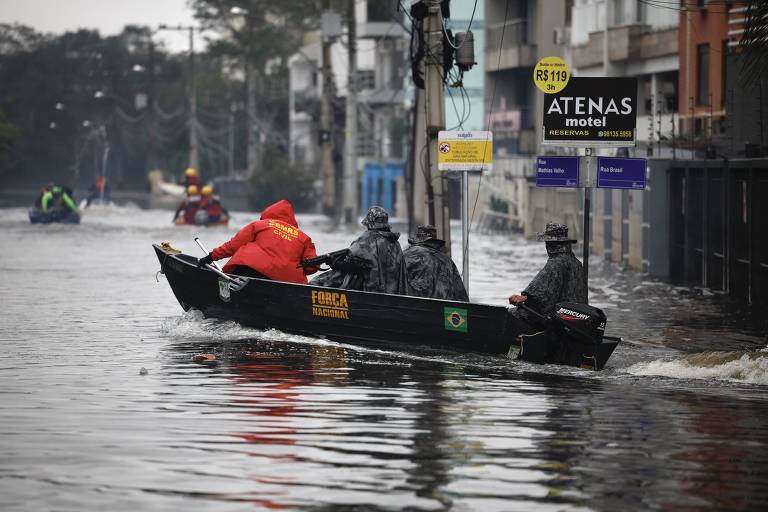 Forças de segurança, da PRF e da Força Nacional atuam no patrulhamento de barco e no apoio aos resgates no bairro Mathias Velho, em Canoas, alagado pelas enchentes no Rio Grande do Sul
