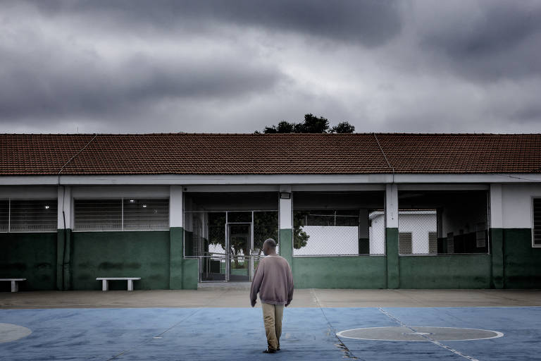 Paciente atravessa campo de futebol