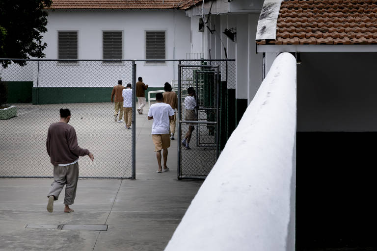 Pacientes da ala masculina indo para o almoço