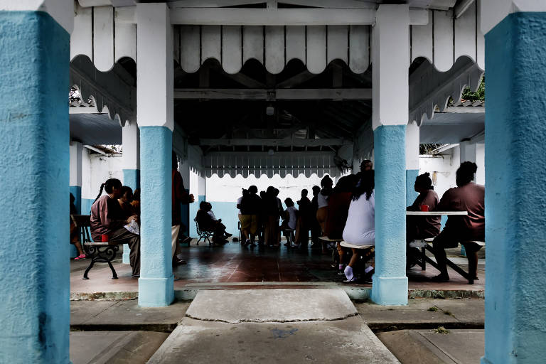 Pacientes da ala feminina da instituição fazem fila para tomar remédios