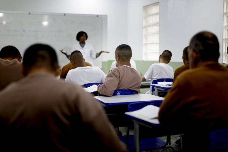 Pacientes da ala masculina durante uma aula