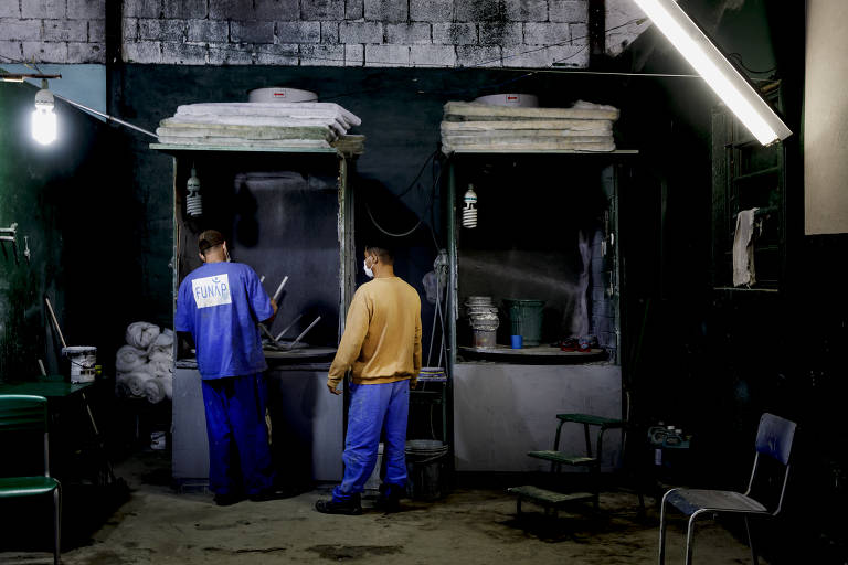 Pacientes da ala masculina na área de trabalho numa oficina da Funap (Fundação Prof. Dr. Manoel Pedro Pimentel)