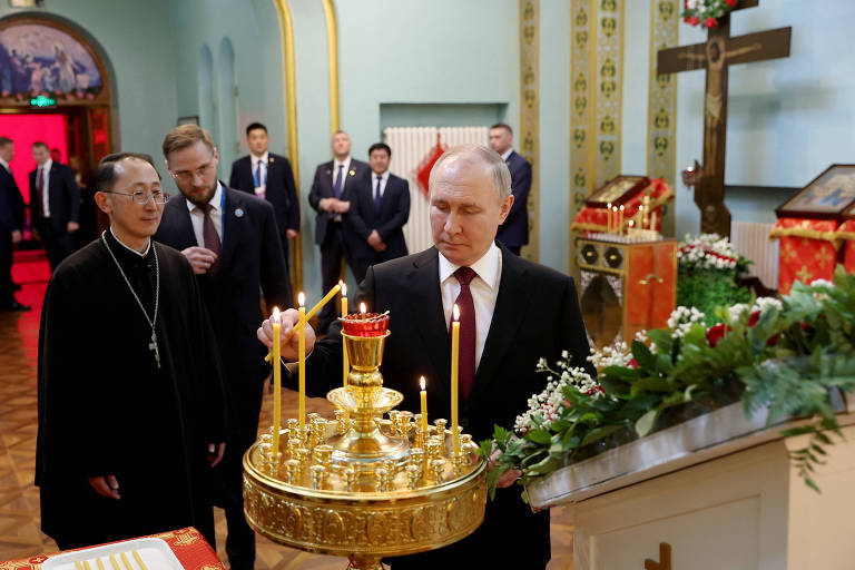 Putin acende vela em catedral ortodoxa de Harbin (China), cidade que foi fundada por trabalhadores russos no século 19
