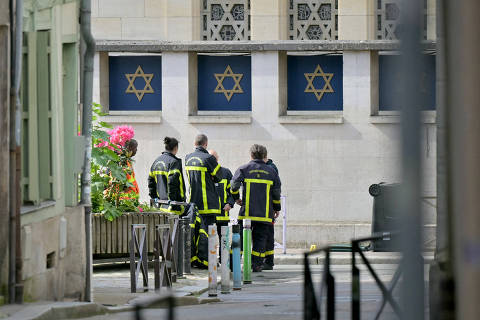 Bombeiros em frente a uma sinagoga na cidade francesa de Rouen, na região da Normandia, onde a polícia matou um homem armado que tentava incendiar o templo
