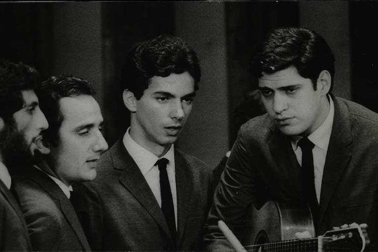 Em foto preto e branca, o grupo vocal MPB 4 aparece em sua formação original no ano de 1966