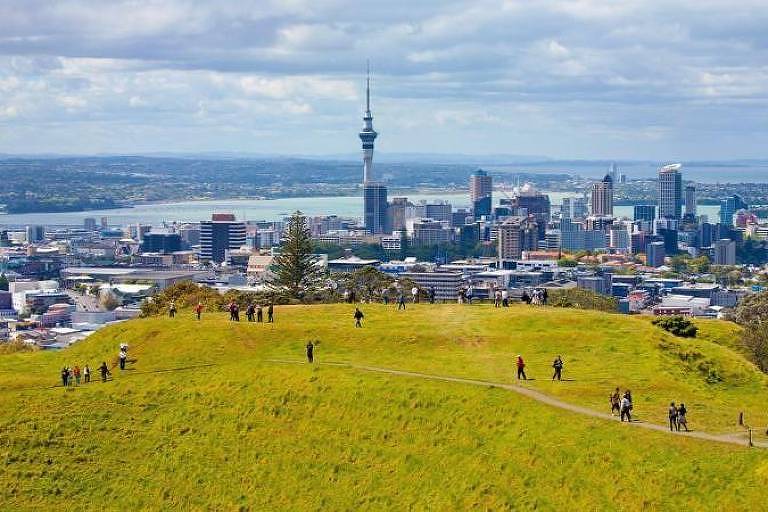 Vista da cidade de Auckland, onde todo mês uma nova caverna é descoberta