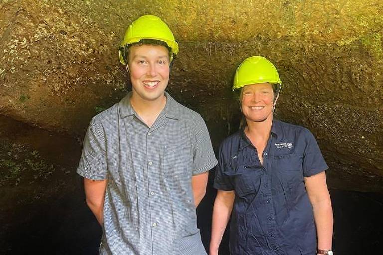 Jaxon Ingold e Kate Lewis trabalham registrando a enorme rede de cavernas que se espalha embaixo Auckland