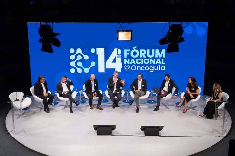 Sandro Martins, oncologista, Tiago Farina Matos, conselheiro do Oncoguia, Rafael Kaliks, oncologista, Bruno Santos, coordenador do Fórum Interinstitucional da Saúde do TRF/4ª Região, Fernando Korkes, uro-oncologista, Fernando Moura, oncologista, Helena Esteves, gerente de Advocacy do Oncoguia, e Luciana Holtz