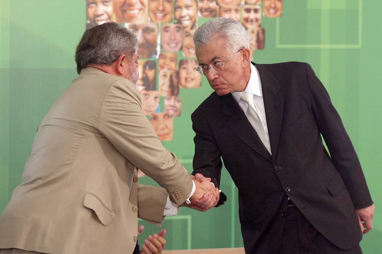 O presidente da República Luiz Inácio Lula da Silva cumprimenta Roberto Mangabeira Unger.