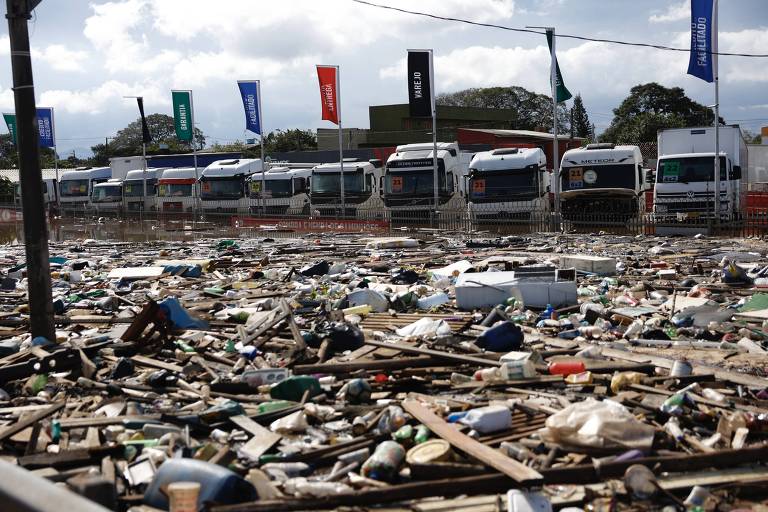 São Leopoldo tem acúmulo de lixo em parte alagada; veja fotos de hoje