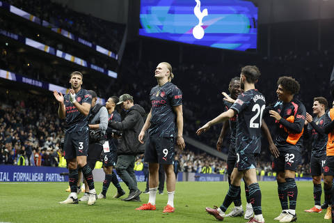 Soccer Football - Premier League - Tottenham Hotspur v Manchester City - Tottenham Hotspur Stadium, London, Britain - May 14, 2024 Manchester City's Erling Braut Haaland with teammates celebrate after the match Action Images via Reuters/Peter Cziborra EDITORIAL USE ONLY. NO USE WITH UNAUTHORIZED AUDIO, VIDEO, DATA, FIXTURE LISTS, CLUB/LEAGUE LOGOS OR 'LIVE' SERVICES. ONLINE IN-MATCH USE LIMITED TO 120 IMAGES, NO VIDEO EMULATION. NO USE IN BETTING, GAMES OR SINGLE CLUB/LEAGUE/PLAYER PUBLICATIONS. PLEASE CONTACT YOUR ACCOUNT REPRESENTATIVE FOR FURTHER DETAILS..