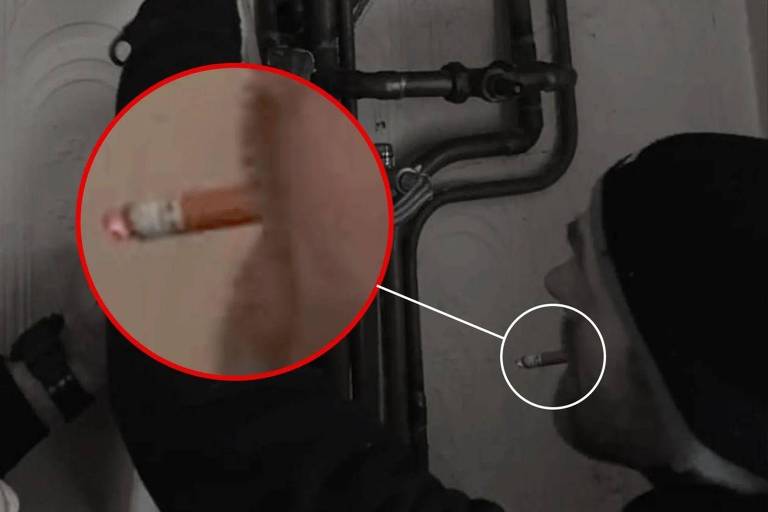 Funcionário conserta aquecedor de água a gás com cigarro na boca
