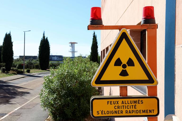 Sinal alertando para o risco de radioatividade em centro de pesquisa nuclear no sul da França.