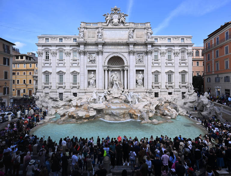 Turistas se aglomeram na Fontana di Trevi, em Roma, em abril de 2024