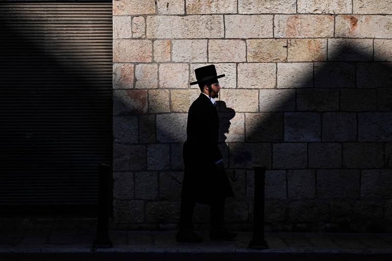 Judeu ultraordodoxo caminha em Jerusalém, Israel