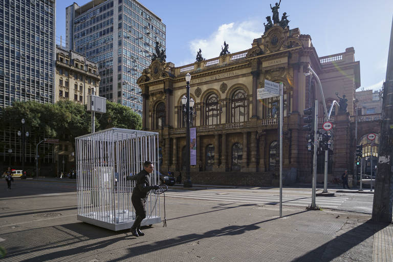  Artista paraense Berna Reale leva 'Domésticos', performance sobre prisões para o Centro de São Paulo