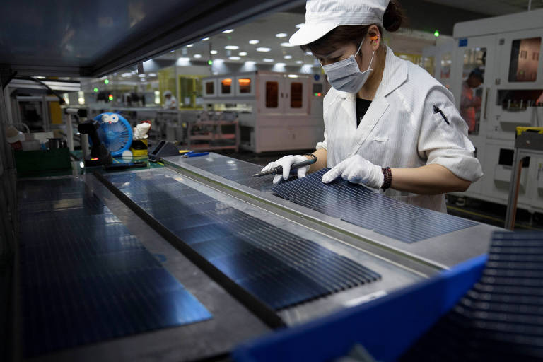 Funcionário trabalha na produção de painéis solares em fábrica na cidade de Hefei, na China