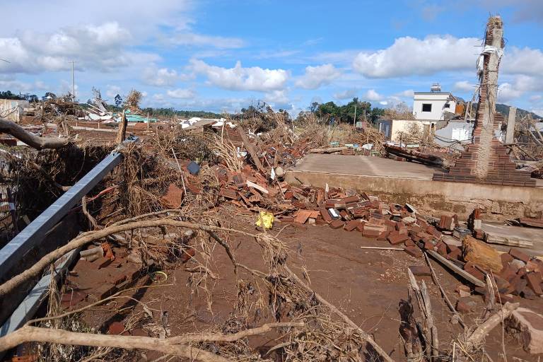 Imagem mostra alicerces de casas que foram arrancadas do chão e destruídas pela enchete do rio Taquari em Cruzeiro do Sul (RS)