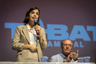 Tabata Amaral ao lado do vice-presidente Geraldo Alckmin, em evento da pré-campanha